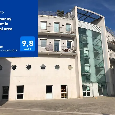 Modern Sunny In Residental Area דירה *