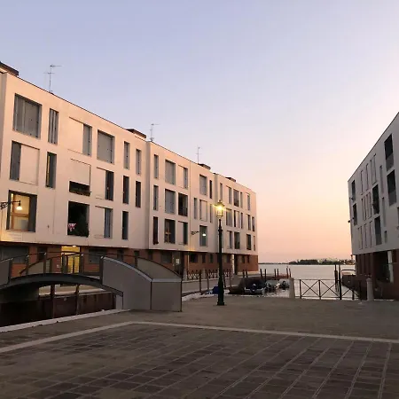 Modern Sunny In Residental Area *