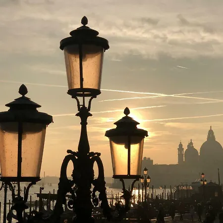 Modern Sunny In Residental Area البندقية