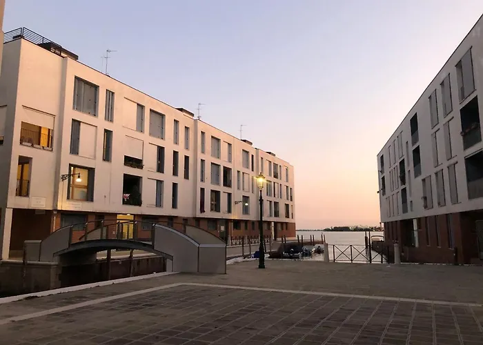 Modern Sunny In Residental Area *