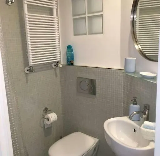 Modern Sunny In Residental Area شقة البندقية