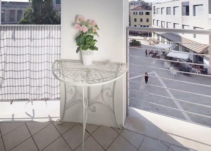 Modern Sunny In Residental Area شقة البندقية