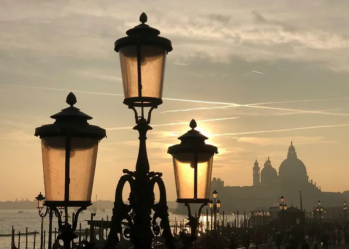 Modern Sunny In Residental Area البندقية